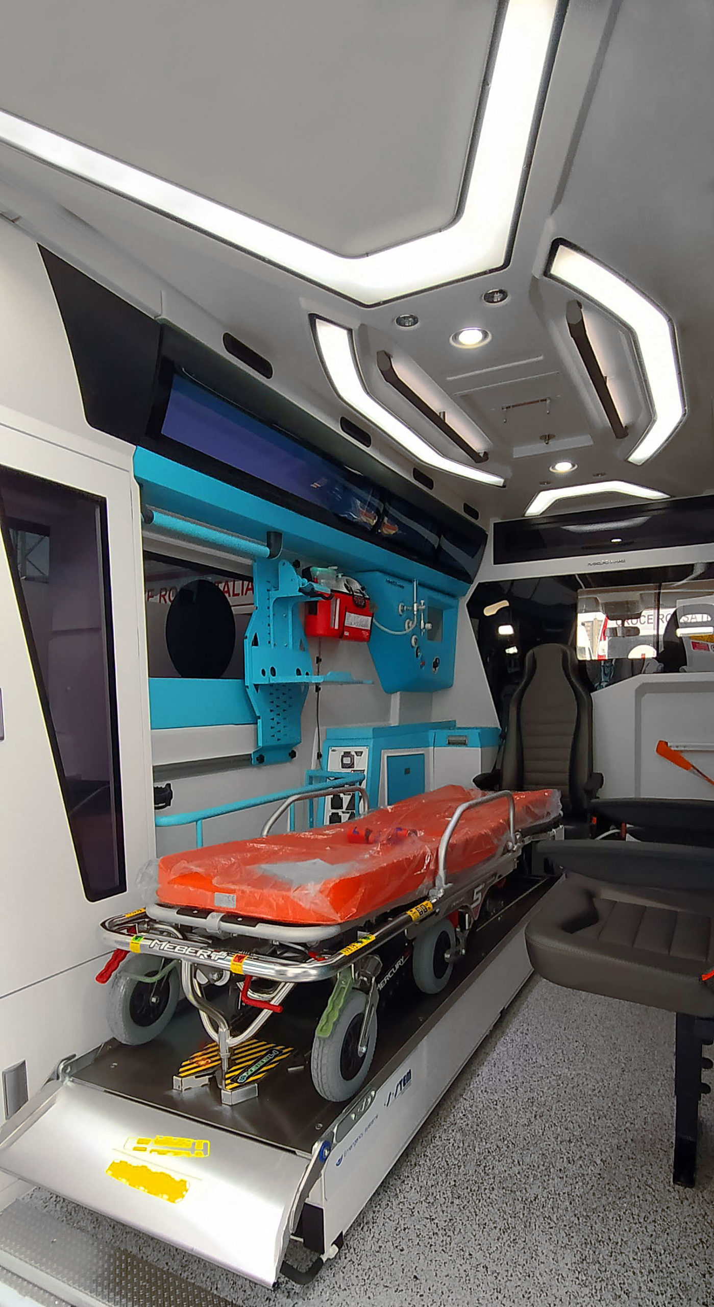 ambulanza-allestimento-Maxima-Orion-interno-soffitto
